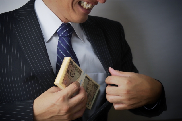 闇金業者は懐にお金を入れる。富士市の闇金被害の相談は弁護士や司法書士に無料でできます